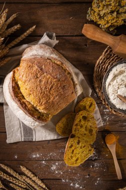 Yeni pişmiş buğday, zerdeçal ve çavdar ekmeği, köy ekmeği. Kahvaltıda basit ekmek.