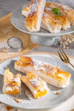 Tezgahta servis edilen tipik Portekiz tatlıları Pasteis de Vouzela. Yumurta kremalı filo pastası.