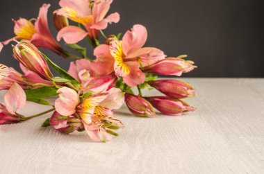Ahşap üzerine bir güzel alstroemeria çiçekler buket