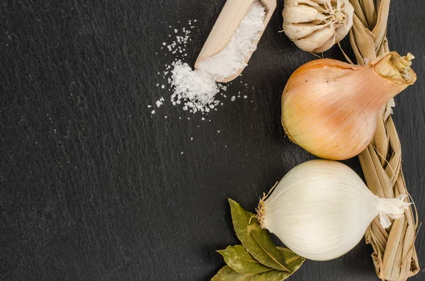 Knoblauch und Zwiebeln — Stockfoto