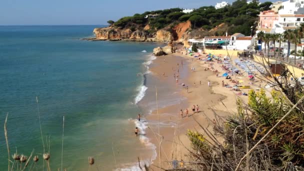 Algarve beach scénář (Praia de Olhos de Agua - Albufeira), Portugalsko — Stock video