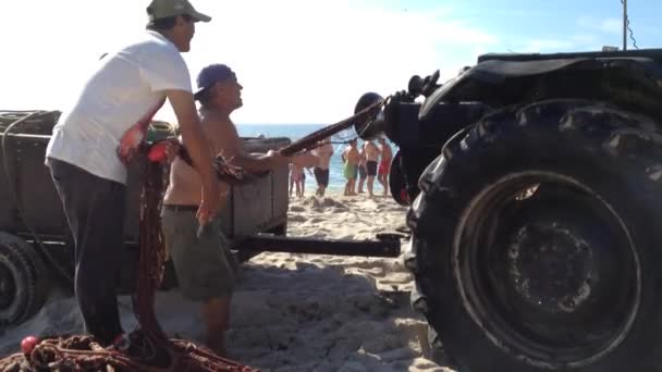 Pescadores reúnem a rede de pesca . — Vídeo de Stock