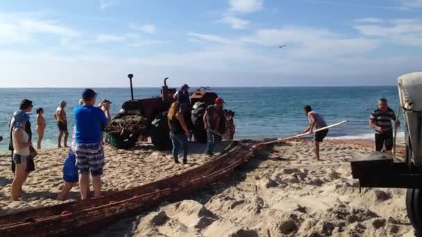 Les pêcheurs ramassent le filet de pêche . — Video