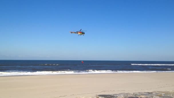 Ovar, Portugalsko, 5 ledna 2015. Portugalské letectvo záchranný tým provádí záchranné cvičení, tento vrtulník patří k 751 letka Puma, na 28 dubna 1978. — Stock video