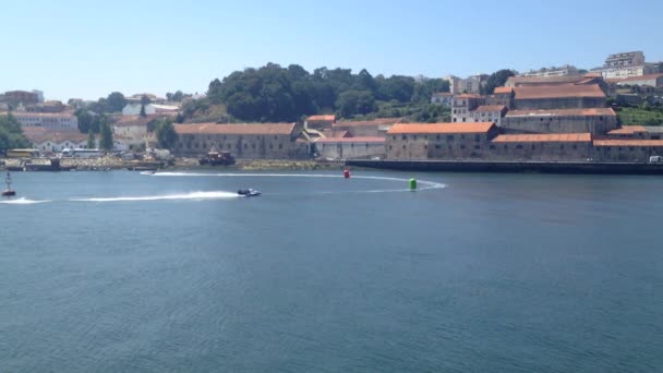 PORTO, PORTUGAL - 1 DE AGOSTO DE 2015: Testes de equipe da Motorglass F1 durante a U.I.M. Campeonato Mundial de F1 H2O Powerboat no Porto, Portugal . — Vídeo de Stock