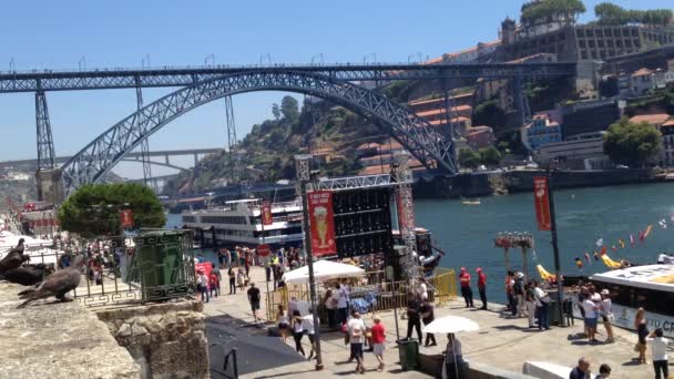 Porto, Portugalia - 1 sierpnia 2015: Widok na Stare Miasto Ribeira do Dom Luis I Bridge most. Rzeki Douro światowego dziedzictwa Unesco. — Wideo stockowe