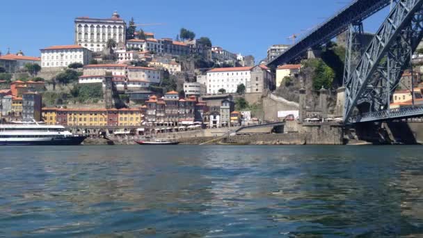 PORTO, PORTUGAL - AUGUST 1, 2015: Dom Luis I Bridge and in front of the historical Ribeira District. Unesco World Heritage. Douro river. — Stock Video