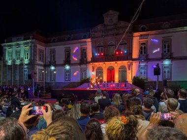 Ovar, Portekiz - 28 Temmuz 2024 Ovar 'daki Cumhuriyet Meydanı' nda düzenlenen Eurpean Jonglörlük Kongresi sırasında Ateş Galası Şovu