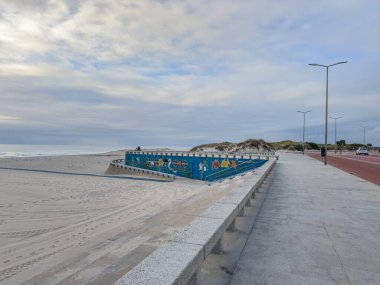 Torreira, Portekiz - 13 Ağustos 2024: Torreira plajına bakın, turistler, arka planda Atlantik Okyanusu, Torreira, Aveiro, Portekiz