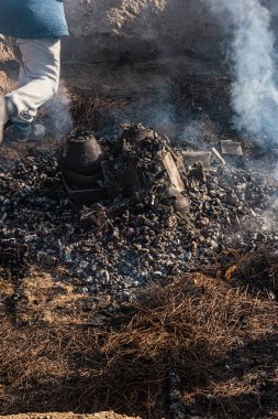 AMARANTE, PORTUGAL - CIRCA APRIL 2022: 30, Portekiz 'de Amarante, Portekiz' de Gondar 'ın pişirme işlemi sırasında biriken kil parçaları ile şenlik ateşini ortaya çıkarmanın son aşaması.