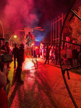 AVEIRO, PORTUGAL - 29 ARALIK 2024: Çevik açık hava performansı, Aveiro 'nun 2024 tarihli Portekiz Kültür Başkenti olarak Aveiro' da düzenlenen 