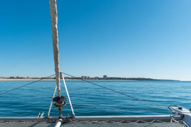 Yelkenli teknenin geniş açı açısı Algarve Denizi, Portekiz