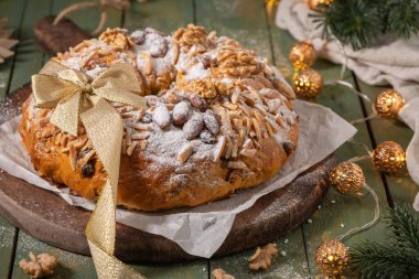 Bolo Rainha, badem, fındık, kuru meyve, kuru üzüm ve pudra şekeriyle süslenmiş bir kutlama pastası. Noel ve yeni yıl kutlamaları için mükemmel..