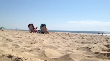 Turistler rahatlatıcı Praia Verde Castro Marim, Algarve, Portekiz manzarayı şezlonglar
