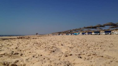 Praia Verde Castro Marim, Algarve, Portekiz görünümünü. Şezlong ve plaj boyunca hasır şemsiyeler