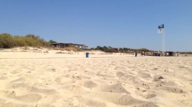 Castro Marim, Praia Verde, Portekiz - 29 Eylül 2015: Castro Marim, Algarve, Portekiz güneyinde yer alan görünüm Praia Verde beach. Mavi bayrak okyanus kıyısında
