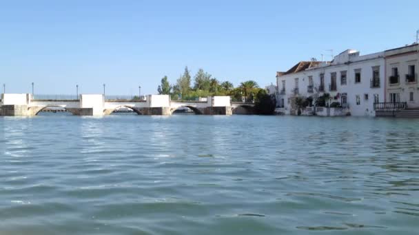 Παλιά ρωμαϊκή γέφυρα της παλιάς πόλης Tavira στο νότο της Πορτογαλίας. Περίληψη για τα σπίτια μιας από τις αρχαιότερες πόλεις στην Πορτογαλία. — Αρχείο Βίντεο