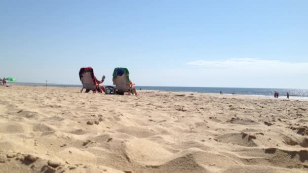 Turistas relajándose en tumbonas disfrutando de la vista de Praia Verde en Castro Marim, Algarve, Portugal — Vídeo de stock