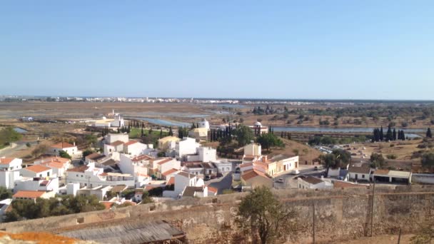 Perspetiva geral das vilas Castro Marim e Vila Real de Santo Antonio, no Algarve Portugal — Vídeo de Stock