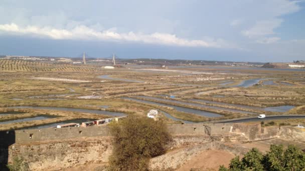 Panorámica de las salinas de Castro Marim en Algarve y Ayamonte en la frontera entre Portugal y España . — Vídeos de Stock