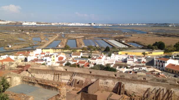 Přehled pro solných pánví Castro Marim v Algarve a Ayamonte město hranice mezi Portugalskem a Španělskem. — Stock video