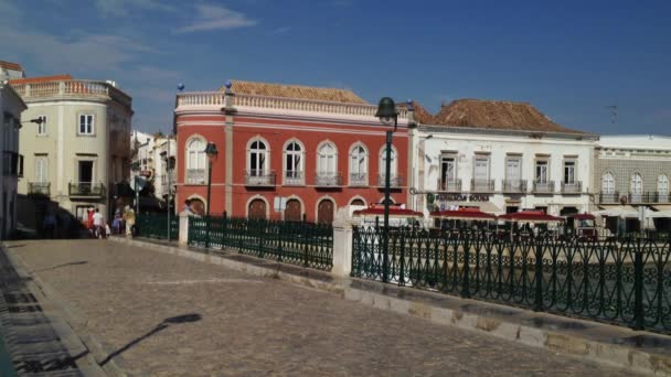 Tavira, Portugal - 28 September 2015: mensen lopen op Tavira brug (oude brug) op 28 September 2015, dit is een middeleeuwse brug van de oude stad Tavira in het zuiden van Portugal. — Stockvideo