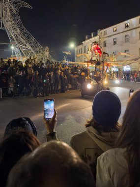 AVEIRO, PORTUGAL - 29 Aralık 2024: Pyrotechics, perküsyon ve tiyatro unsurları, Titanicks Cenarios Infinitos Tiyatrosu 'nun bir parçası Aveiros' ta 2024 Portekiz Kültür Başkenti olarak kapanış töreni