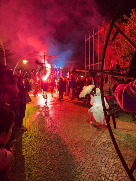 AVEIRO, PORTUGAL - 29 Aralık 2024: Pyrotechics, perküsyon ve tiyatro unsurları, Titanicks Cenarios Infinitos Tiyatrosu 'nun bir parçası Aveiros' ta 2024 Portekiz Kültür Başkenti olarak kapanış töreni