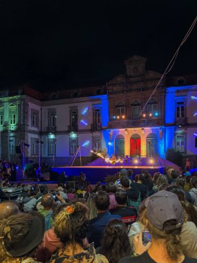 Ovar, Portekiz - 28 Temmuz 2024 Ovar 'daki Cumhuriyet Meydanı' nda düzenlenen Eurpean Jonglörlük Kongresi sırasında Ateş Galası Şovu