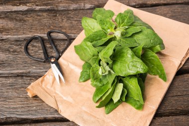 ahşap zemin ıspanak yaprakları