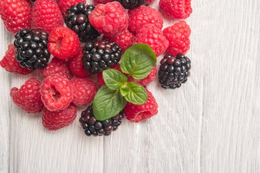 Taze organik Ahududu ve böğürtlen