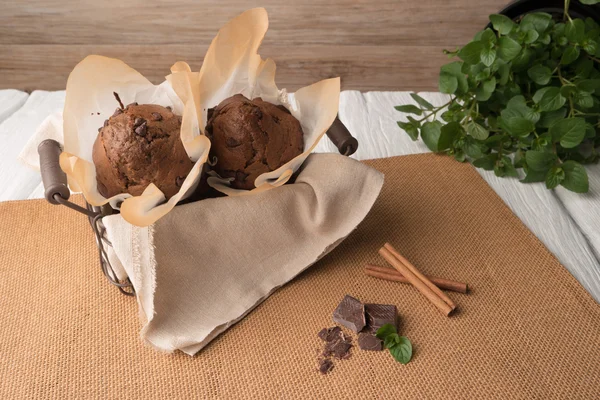 Muffins de chocolate na cesta — Fotografia de Stock