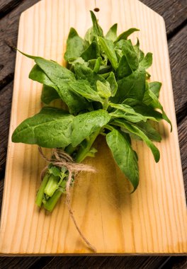 ahşap zemin ıspanak yaprakları