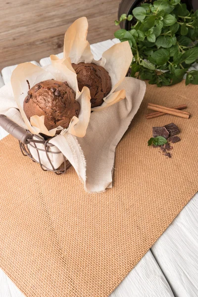 Muffins de chocolate com fatias de chocolate na cesta — Fotografia de Stock