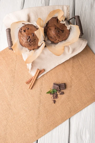 Muffins de chocolate com fatias de chocolate na cesta — Fotografia de Stock