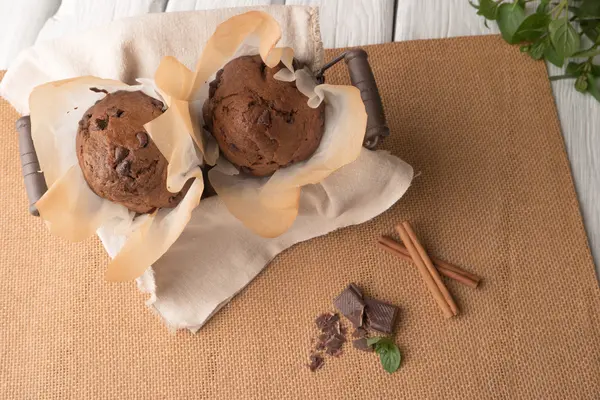 Muffins de chocolate com fatias de chocolate na cesta — Fotografia de Stock