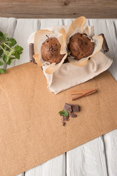 Muffins de chocolate com fatias de chocolate na cesta — Fotografia de Stock