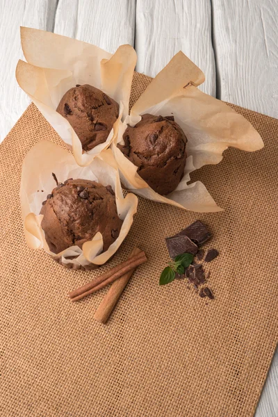 Muffin al cioccolato con fette di cioccolato nel cestino — Foto Stock