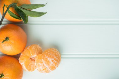 Yukarıdan rustik masada doğal tatlı clementines