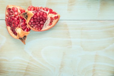 Nar grunge ahşap arka plan üzerinde