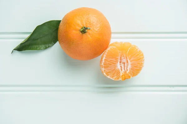 Natuurlijke zoete clementines op rustieke tafel van bovenaf — Stockfoto