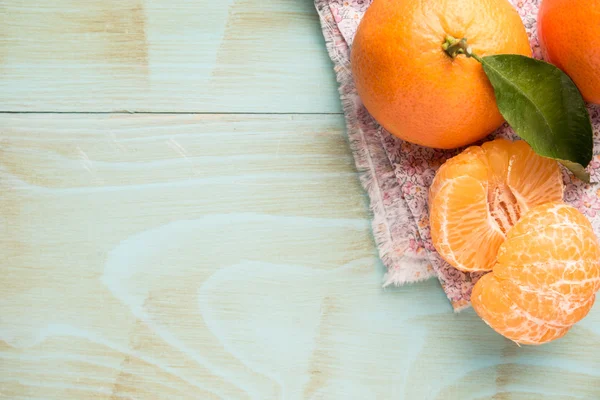Natuurlijke zoete clementines op rustieke tafel van bovenaf — Stockfoto