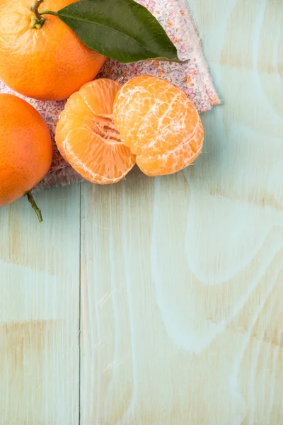 Naturligt söta klementiner på rustika bord från ovan — Stockfoto