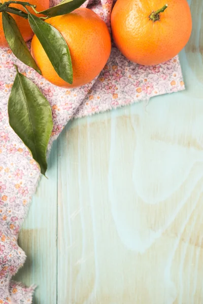 Natuurlijke zoete clementines op rustieke tafel van bovenaf — Stockfoto