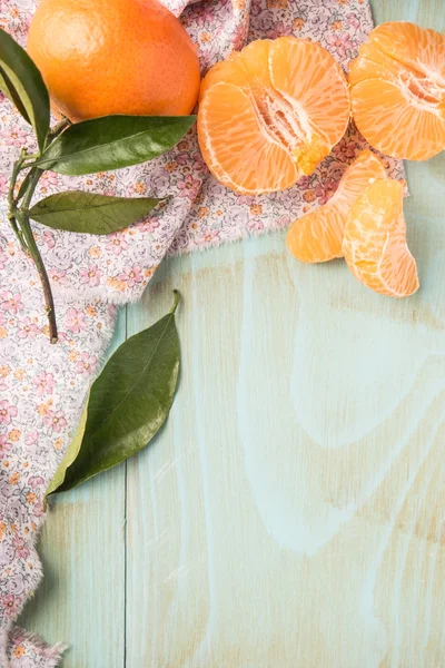 Natuurlijke zoete clementines op rustieke tafel van bovenaf — Stockfoto