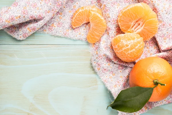 Natuurlijke zoete clementines op rustieke tafel van bovenaf — Stockfoto