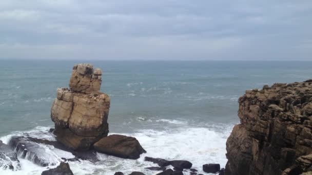 Nau dos Corvos in the Carvoeiro Cape, Peniche, Португалия — стоковое видео