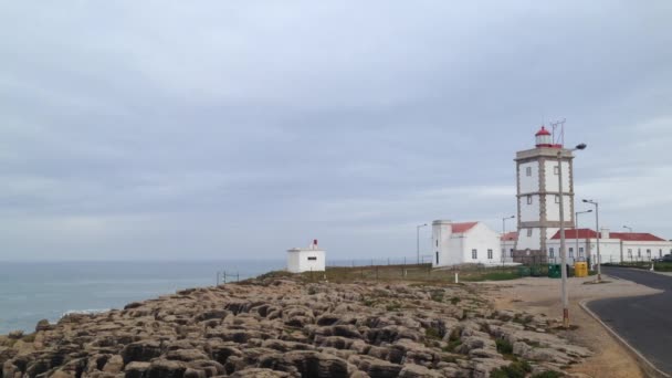 Farol no Cabo do Carvoeiro, Peniche, Portugal — Vídeo de Stock