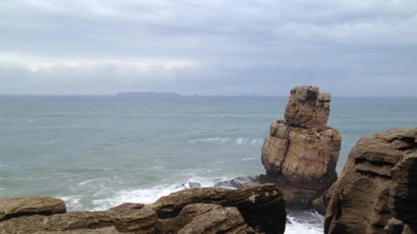 Nau dos カルヴォエイロ岬、ペニシェ、ポルトガルの Corvos — ストック動画