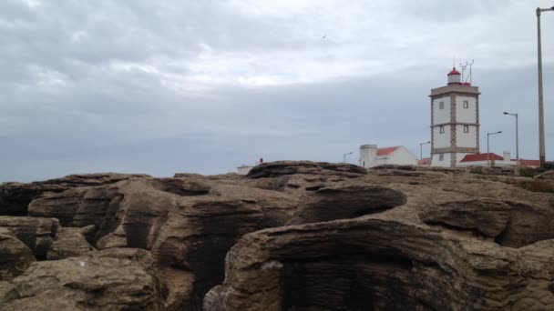 Vuurtoren in de Kaap van Carvoeiro, Peniche, Portugal — Stockvideo